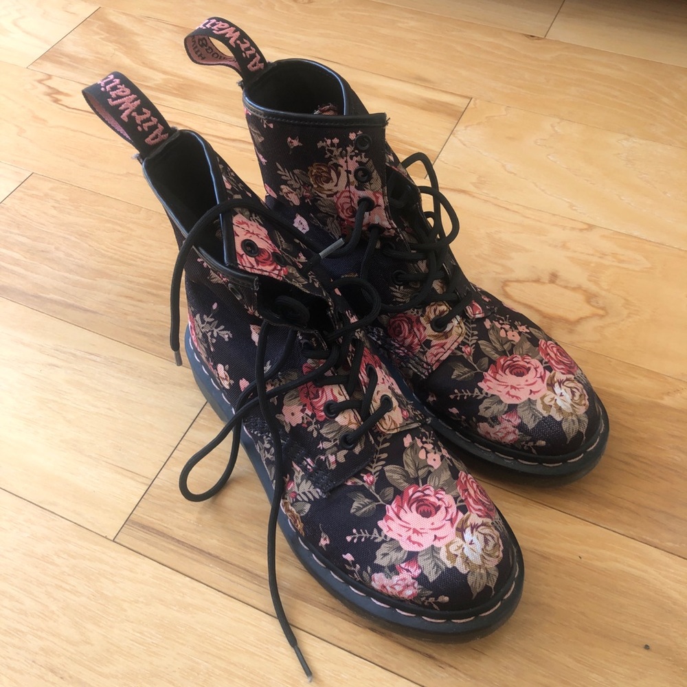 Dr martens black floral size 8 woman in excellent condition